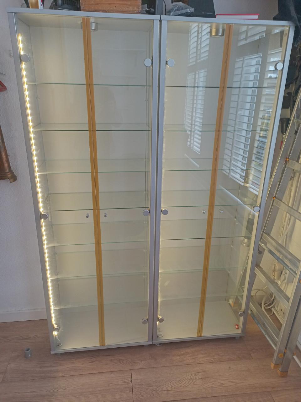 2 vitrinekasten