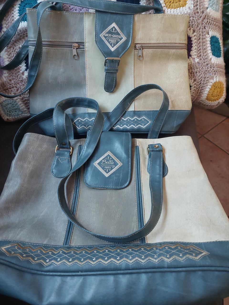 2 mooie en als nieuwe blauw/crème schoudertassen