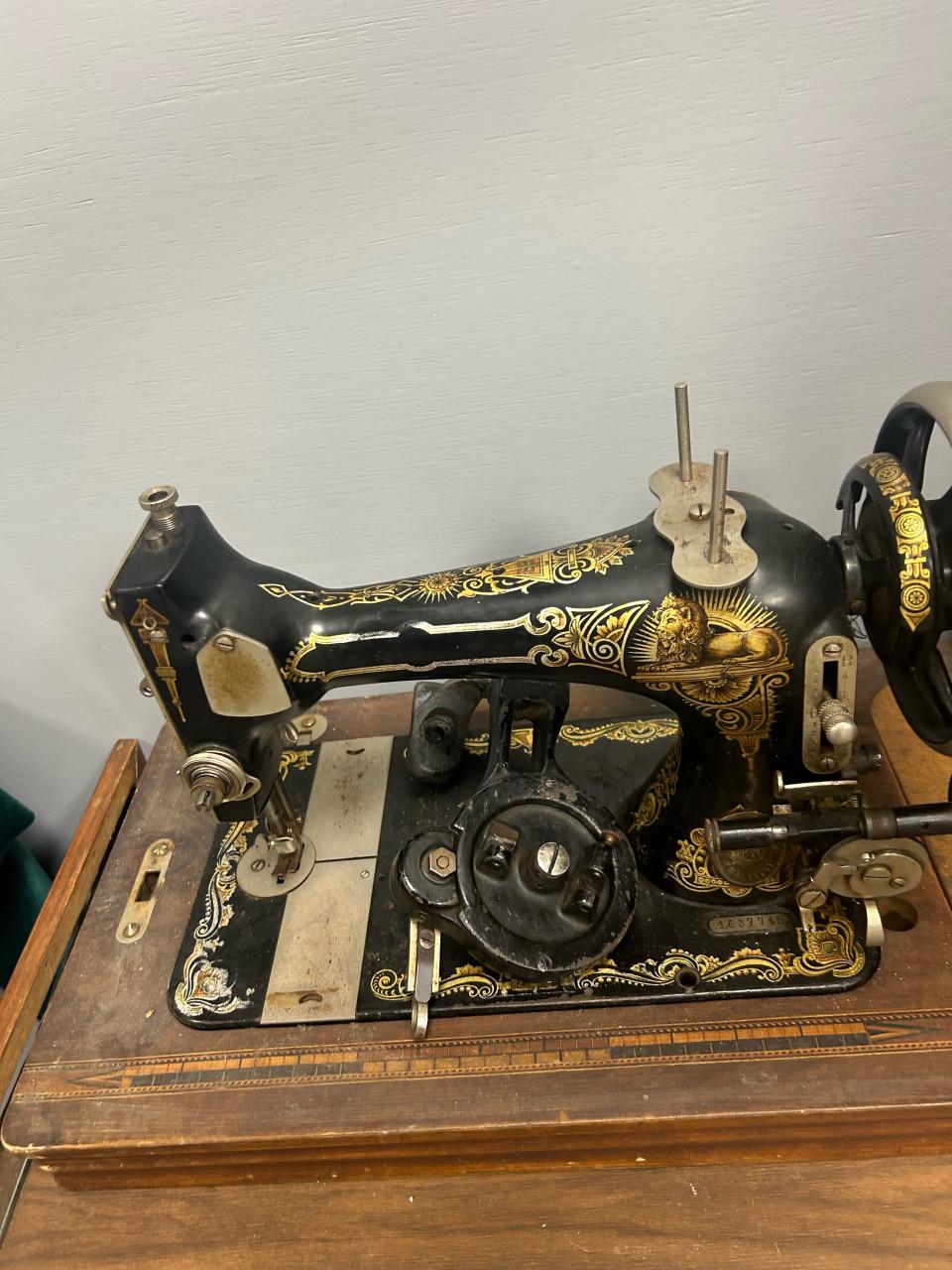 Oude naaimachine met werk