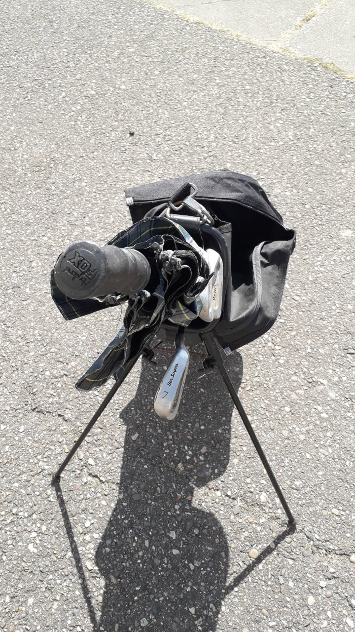Leuke golftas met wat clubs om te beginnen