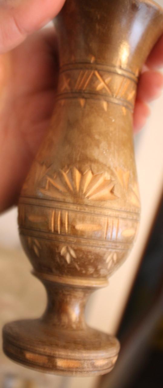 Mooi hout gesneden vaasje