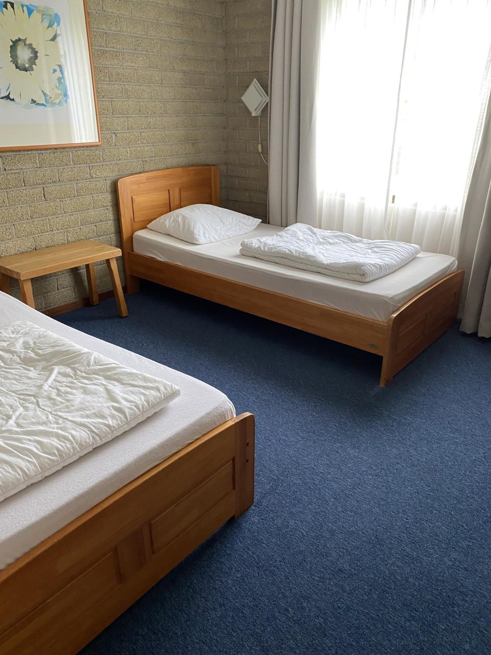 2 houten ledikanten 200 x 90 cm