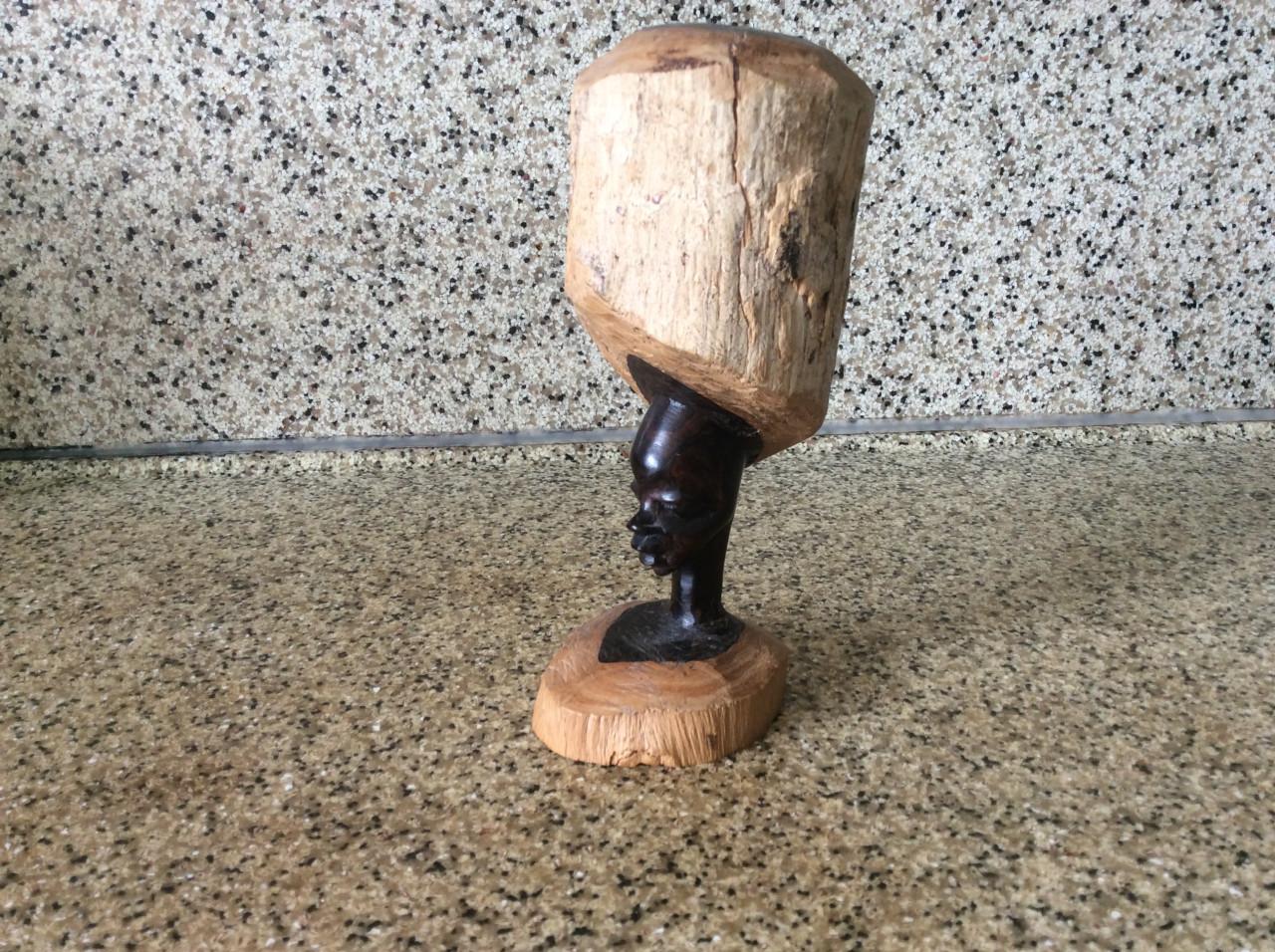 2 mooi  uitgesneden Afrikaanse houtsnijwerkjes in Ebbenhout. Hoogte: 15 cm.