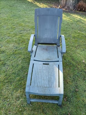 2 hard plastic tuin ligbedden, groen. Ze zijn inklapbaar.