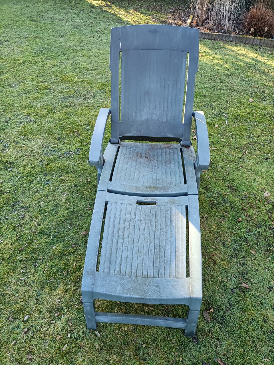 2 hard plastic tuin ligbedden, groen. Ze zijn inklapbaar.