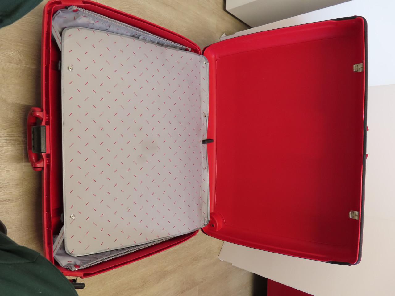 Samsonite koffer €.25,00 Kleur: Rood Lang 73 cm. Hoog: 60 cm Breed: 23 cm.