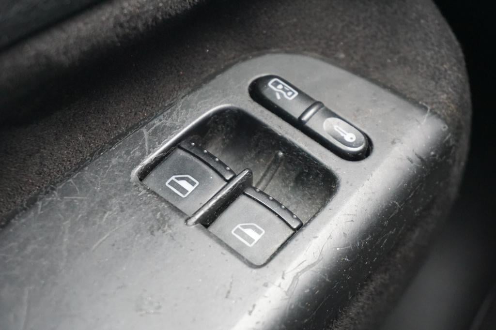 Volkswagen Golf 1.6-16v ocean airco / elektr. ramen / trekhaak / nap / apk 