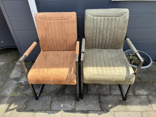 2 eetkamer stoelen
