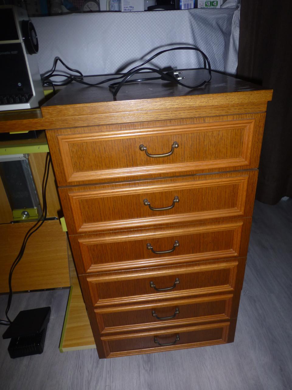 Naaimachine met meubel