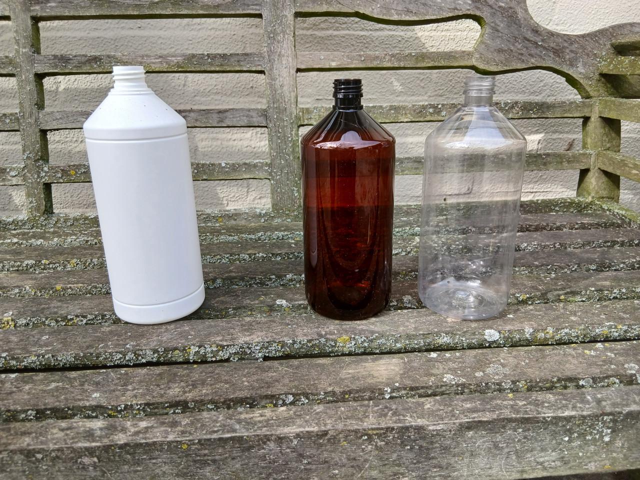 Partij pet flessen en plastic flessen