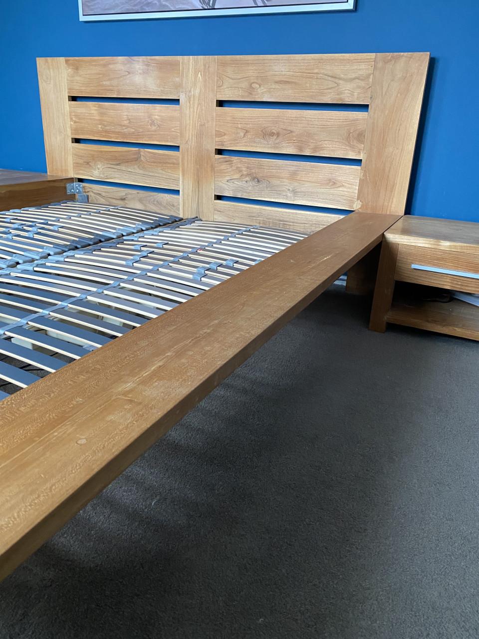 Tweepersoons teakhouten bed, elek verstelbaar, nachtkastjes