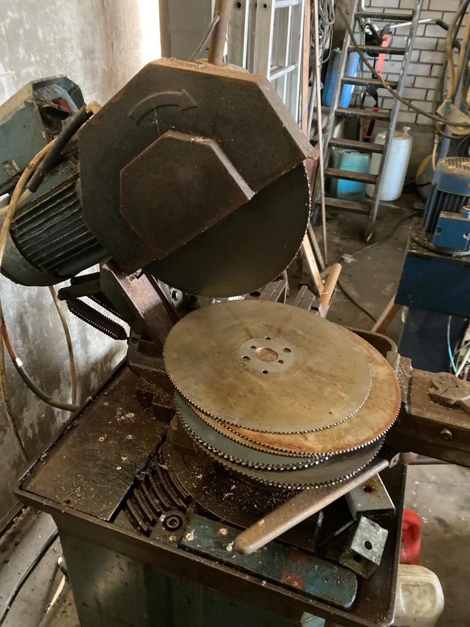 Afkort zaag met aantal zaag bladen