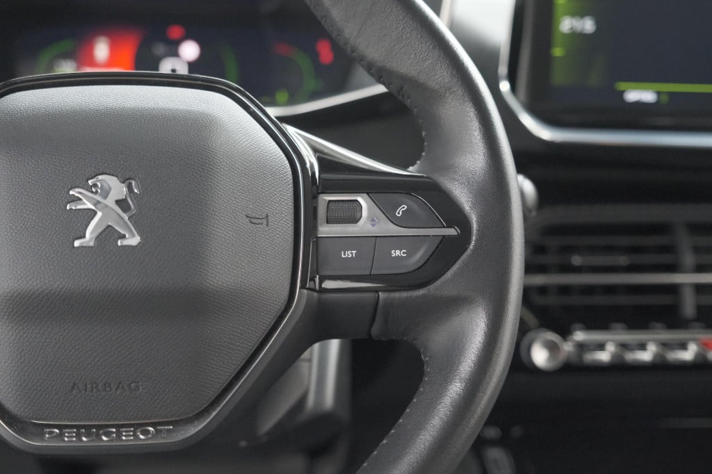 Peugeot 2008 puretech 130 blue lease allure | camera | navigatie | apple ca