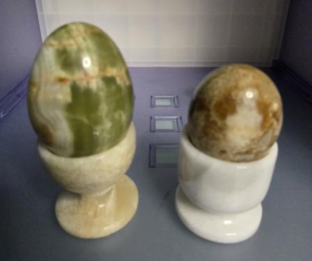 2 gepolijste stenen eieren ( onyx marmer) met eierdopjes