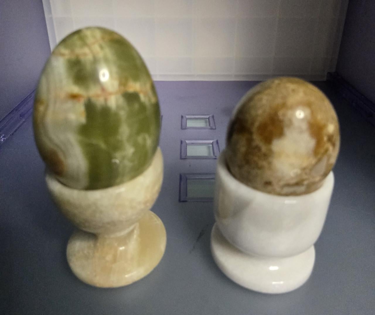 2 gepolijste stenen eieren ( onyx marmer) met eierdopjes