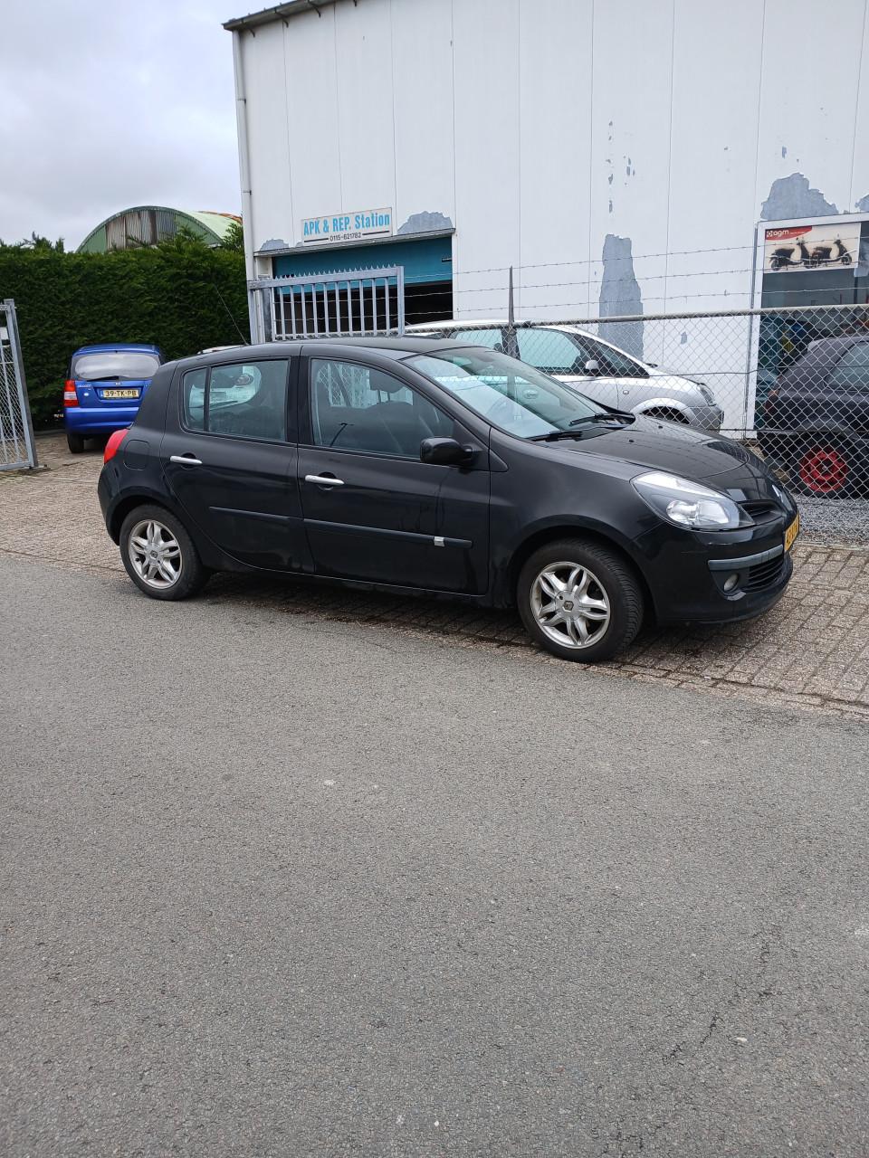 Renault Clio 4 deurs en trekhaak 13 maanden gekeurd