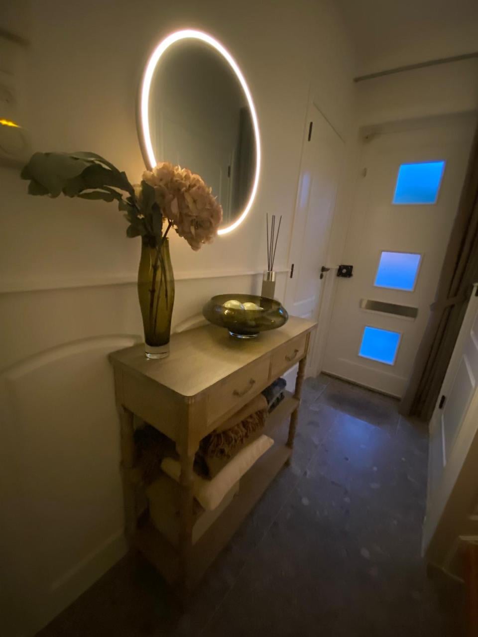 Kastje voor in de hal of woonkamer