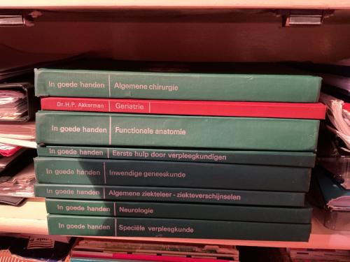Leerboeken uit de verpleegkundige opleiding ( jaren 70) “ In Goede Handen “