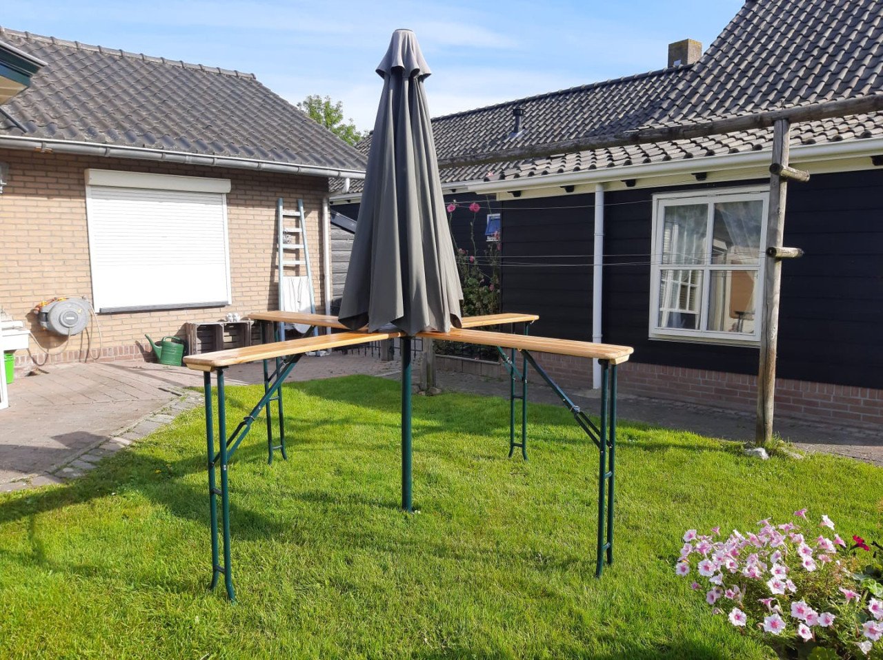 Kruistafel met parasol te huur