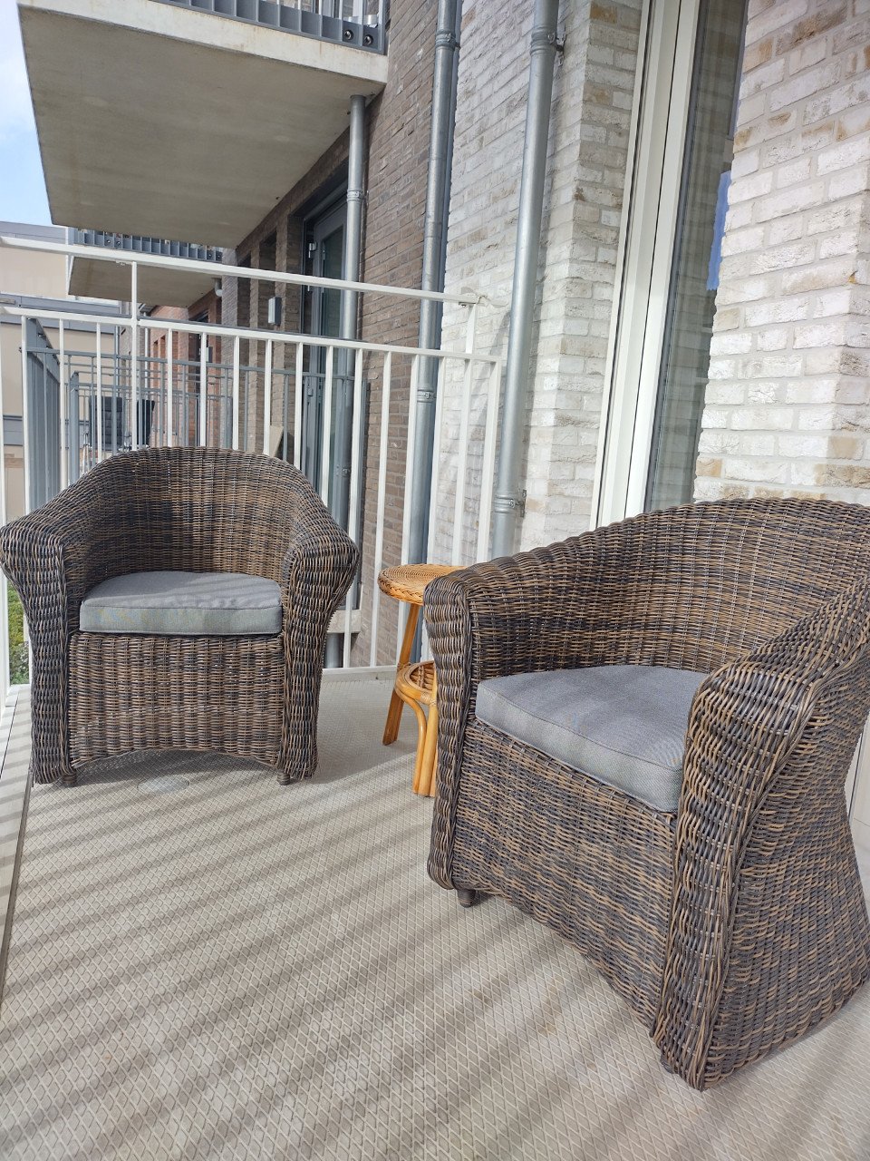 Twee comfortable rieten (buiten)stoelen