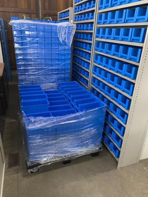 Nieuwe kunststof magazijnbakjes , in diverse maten .