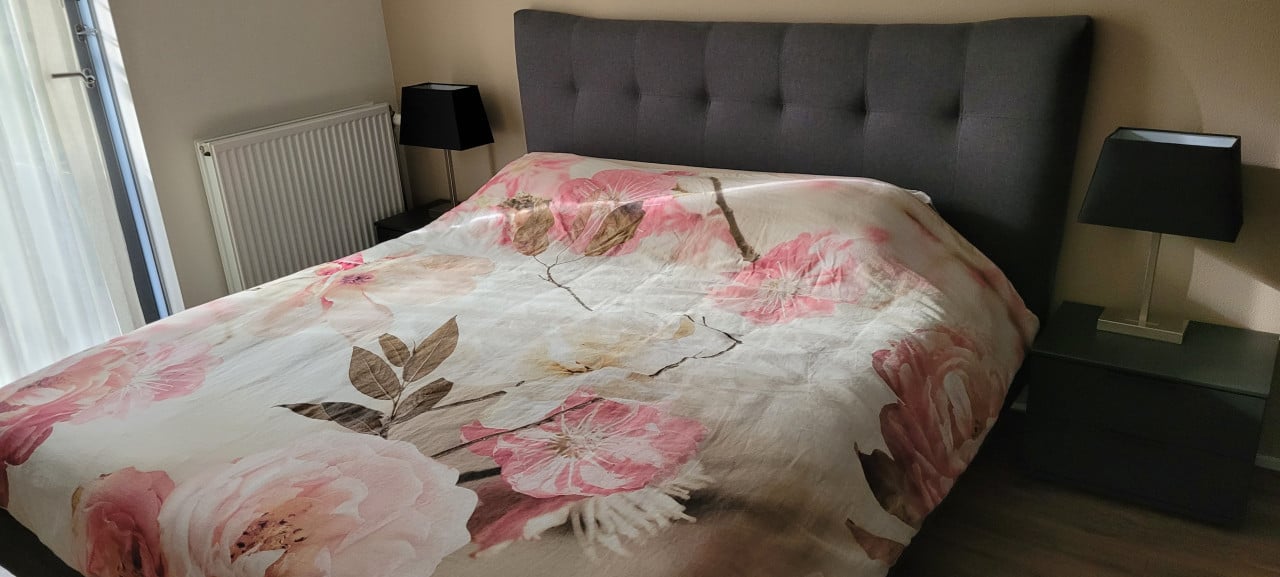 BED MET MATRASSEN 180 X 200 SLECHTS 4 MAANDEN OUD. KASSABON AANWEZIG