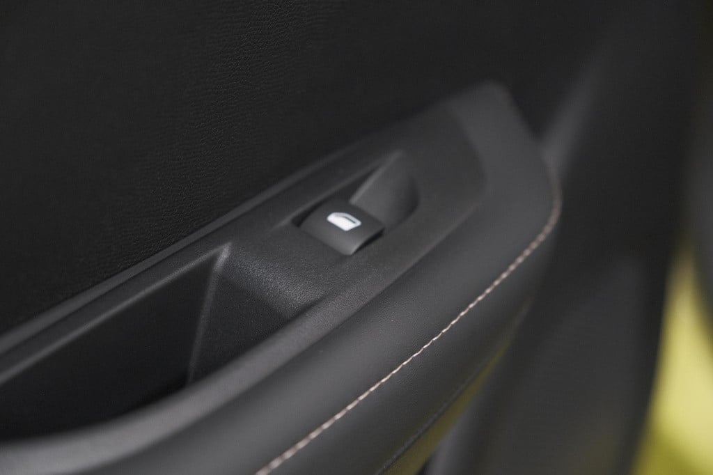 Peugeot 208 puretech 100 allure | parkeersensoren | apple carplay | climate
