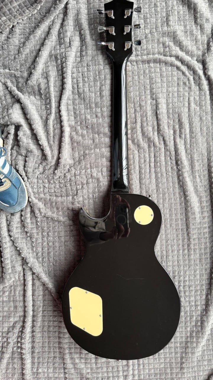 Gitaar: Dimavery model Gibson Les Paul