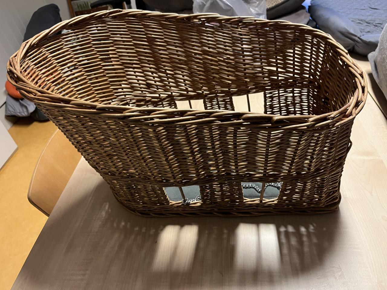 Rieten fietsmand voor hondjes