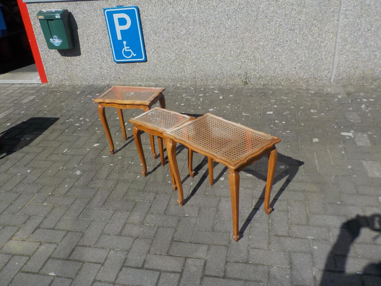 3 bijzettafeltjes met elk met glasplaat in goede tot zeer goede staat