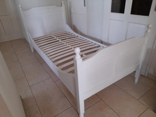1 Persoons massief houten bed  90 x 200 (in goede  staat)