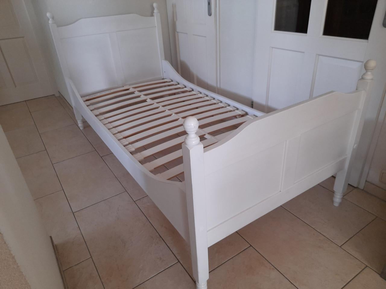 1 Persoons massief houten bed  90 x 200 (in goede  staat)