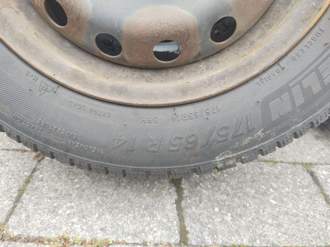 Setje stalen velgen en banden van een Peugeot 206