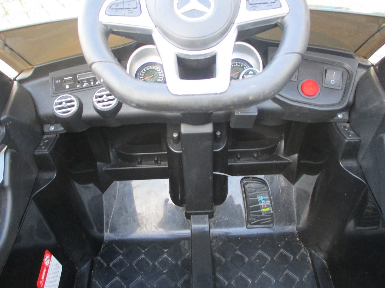 Zgan Mercdes op 12 volt accu met de afstandbediening
