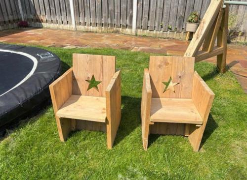 Twee houten kinderstoeltjes met steruitsparing