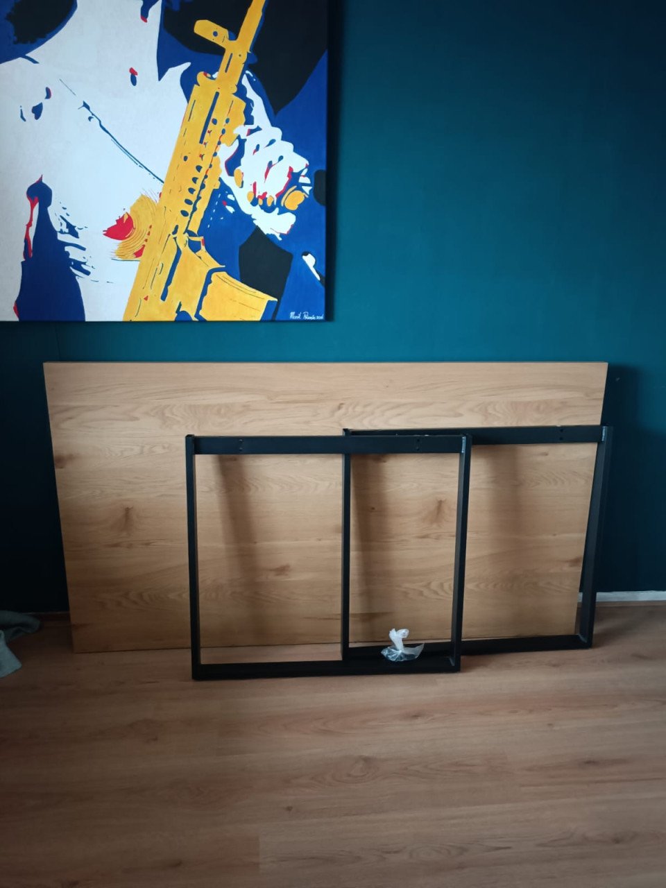 Eettafel met een tafelblad in deco fineer met een eiken look