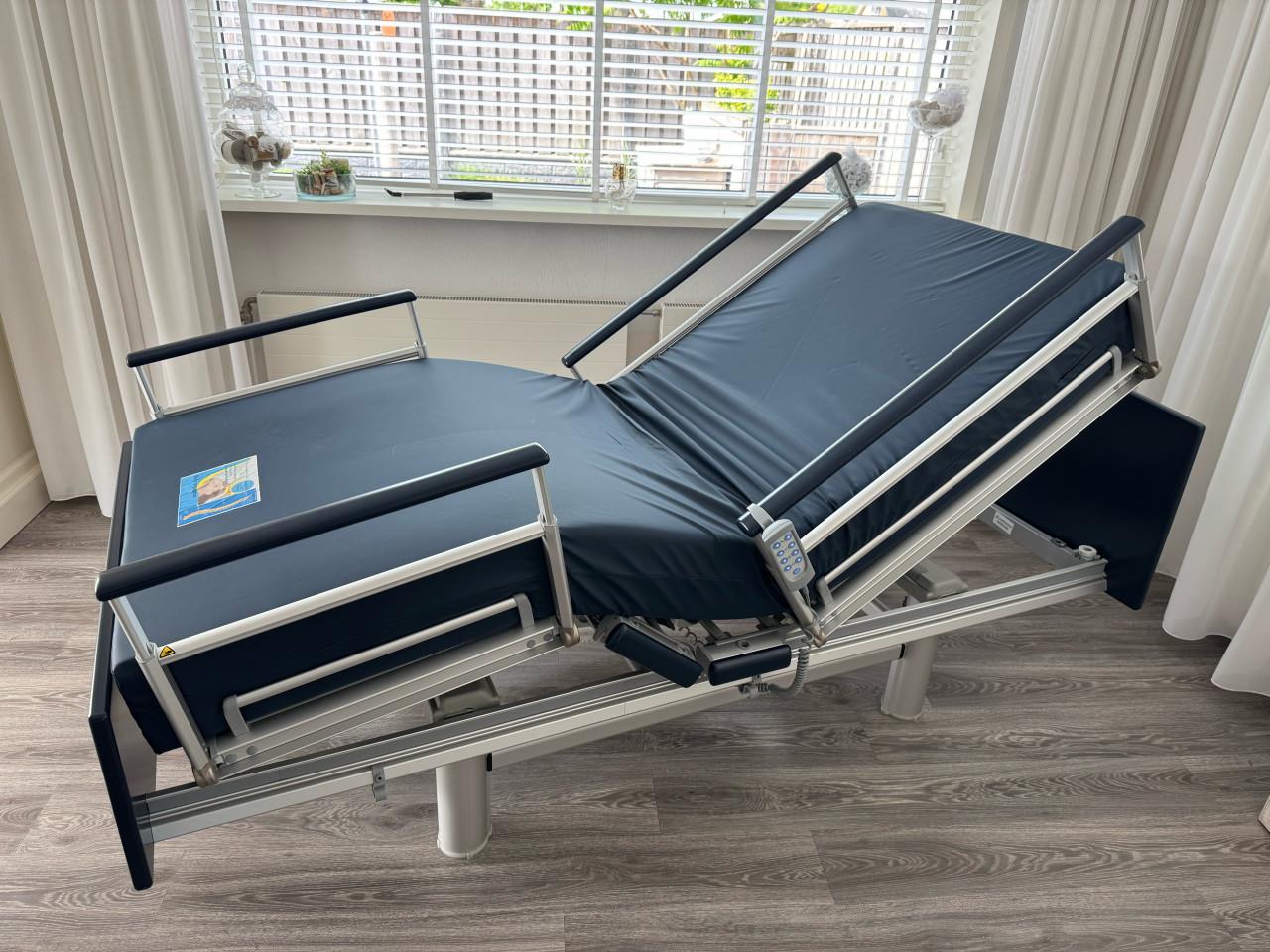 Hoog-laag bed van groot formaat(90x220) van nog geen half jaar oud,