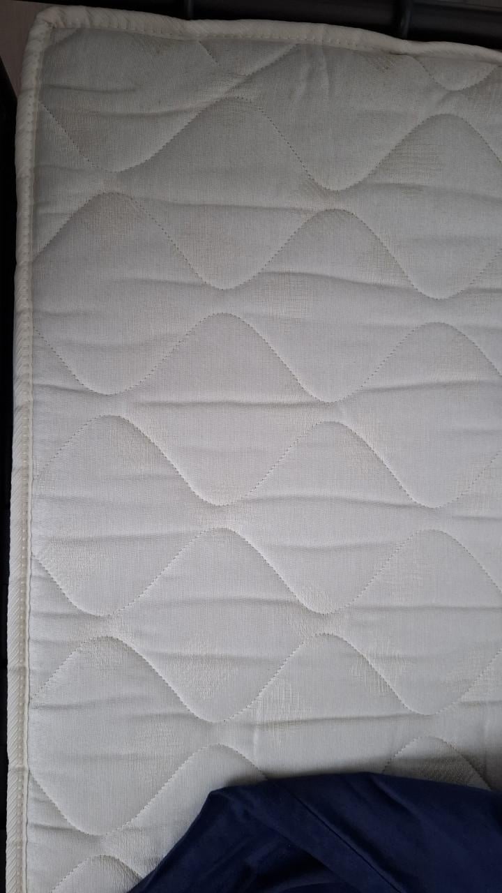 Één persoons ledikant met matras en lattenbodem. Amper gebruikt. (zie foto’