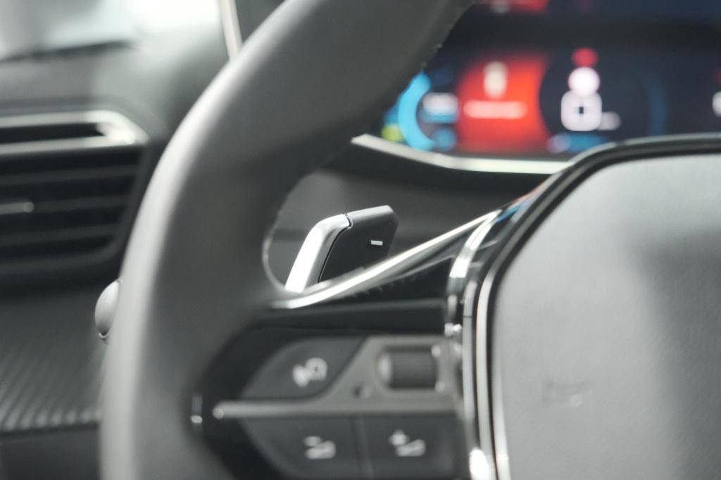 Peugeot 208 puretech 100 eat8 allure pack | camera | apple carplay | parkee
