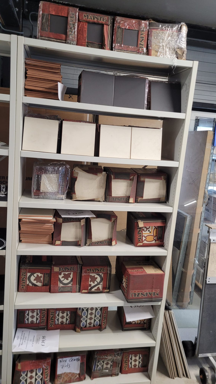 3035- 49 ca 5 m² decor tegels 20x20 rood/wit/zwart, van € 84,50/m² voor