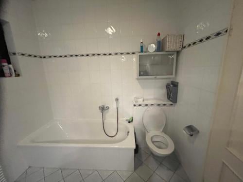 Bad, douche, douchewand, toilet, wastafel, kranen