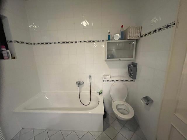 Bad, douche, douchewand, toilet, wastafel, kranen