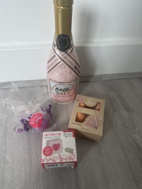 Verschillende soorten spullen voor in bad (badzout, badboms enemotion cube)