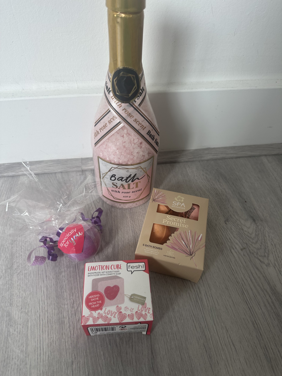Verschillende soorten spullen voor in bad (badzout, badboms enemotion cube)
