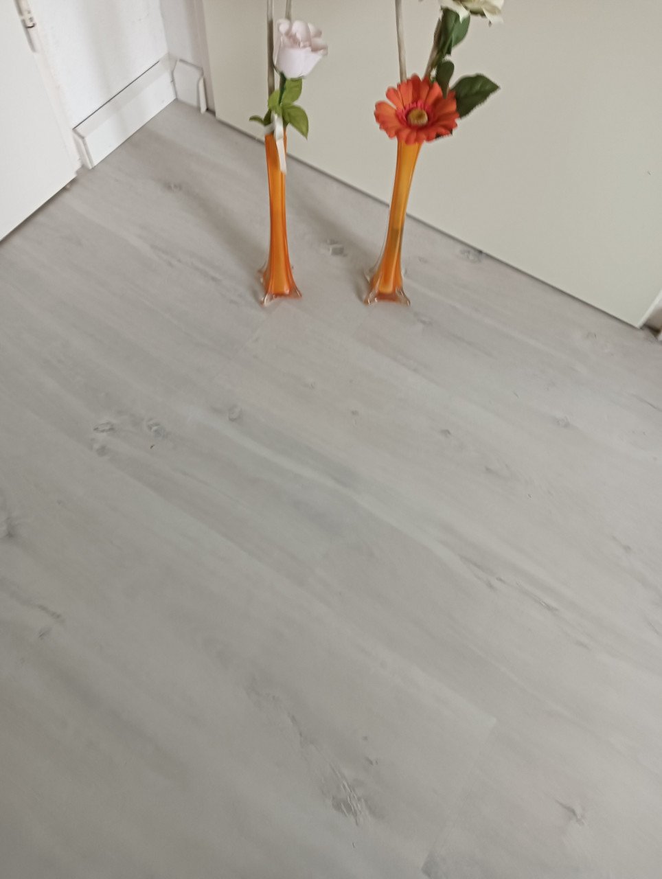 2 oranje hoge dunne vazen