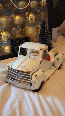 Blikken auto met kerstdecoratie