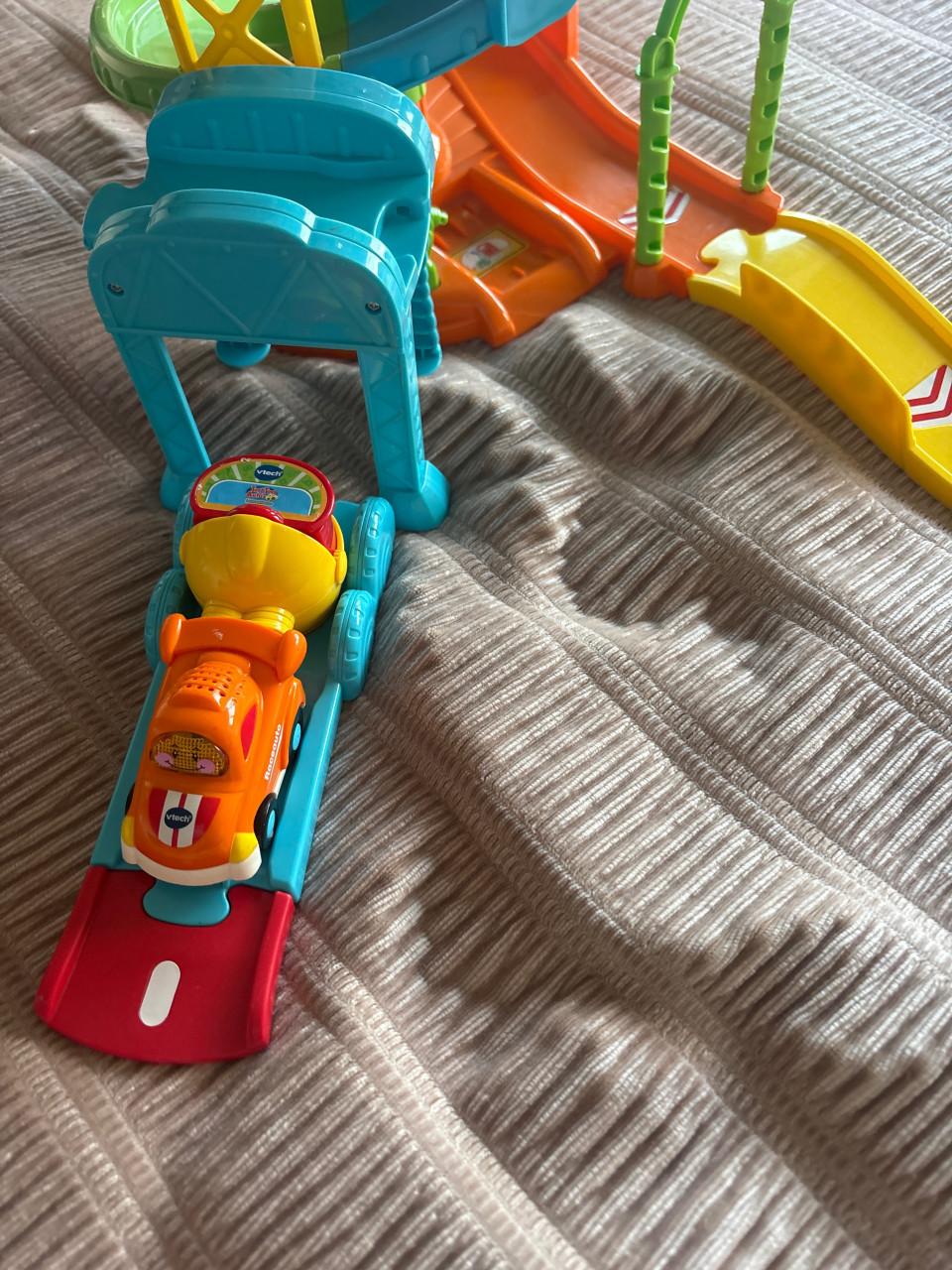 Toettoet baan met 2 bij behorende autootjes
