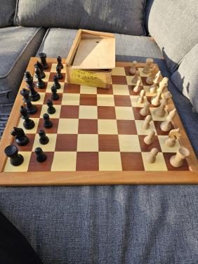 Groot houten schaakspel met houten opbergdoosje, compleet