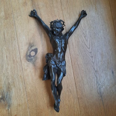 Bronzen kruisbeeld