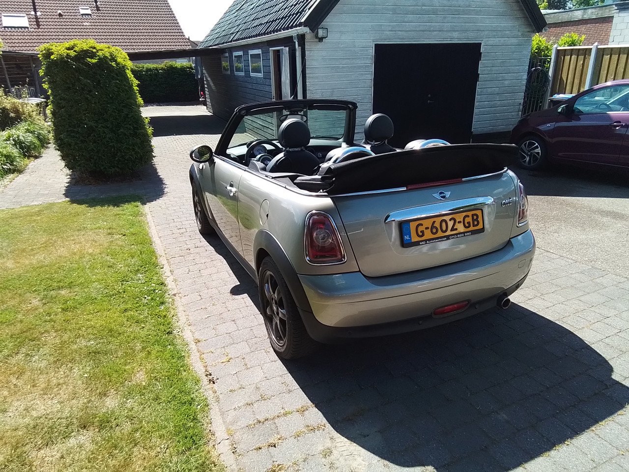 Mini cabrio one vol leer 6 versnelling airco  in zeer goede staat bj 2011